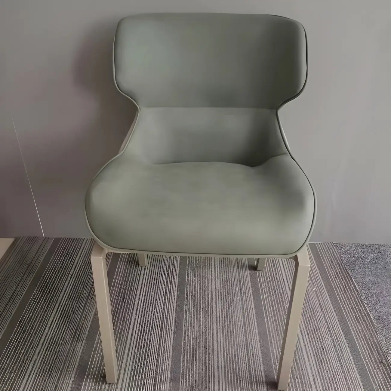 Chaise de salle à manger rembourrée en similicuir camel avec pieds en métal