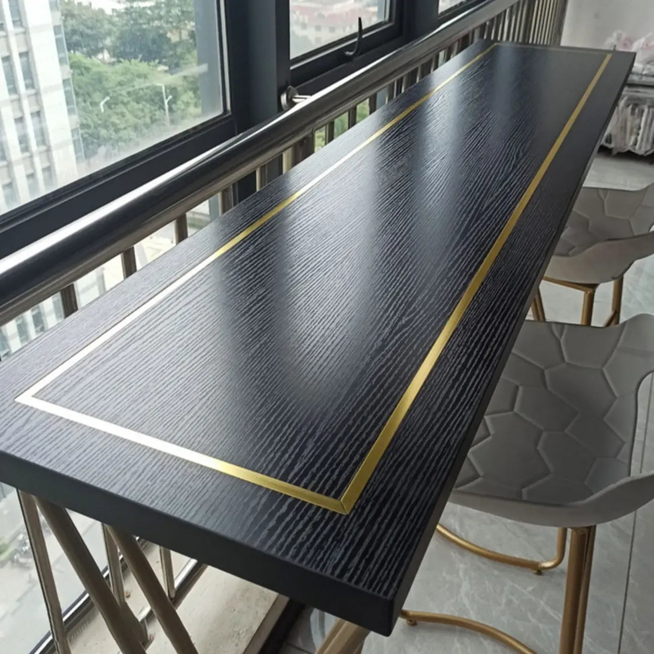 Tables de bar en pin noir glamour avec traîneau en fer doré