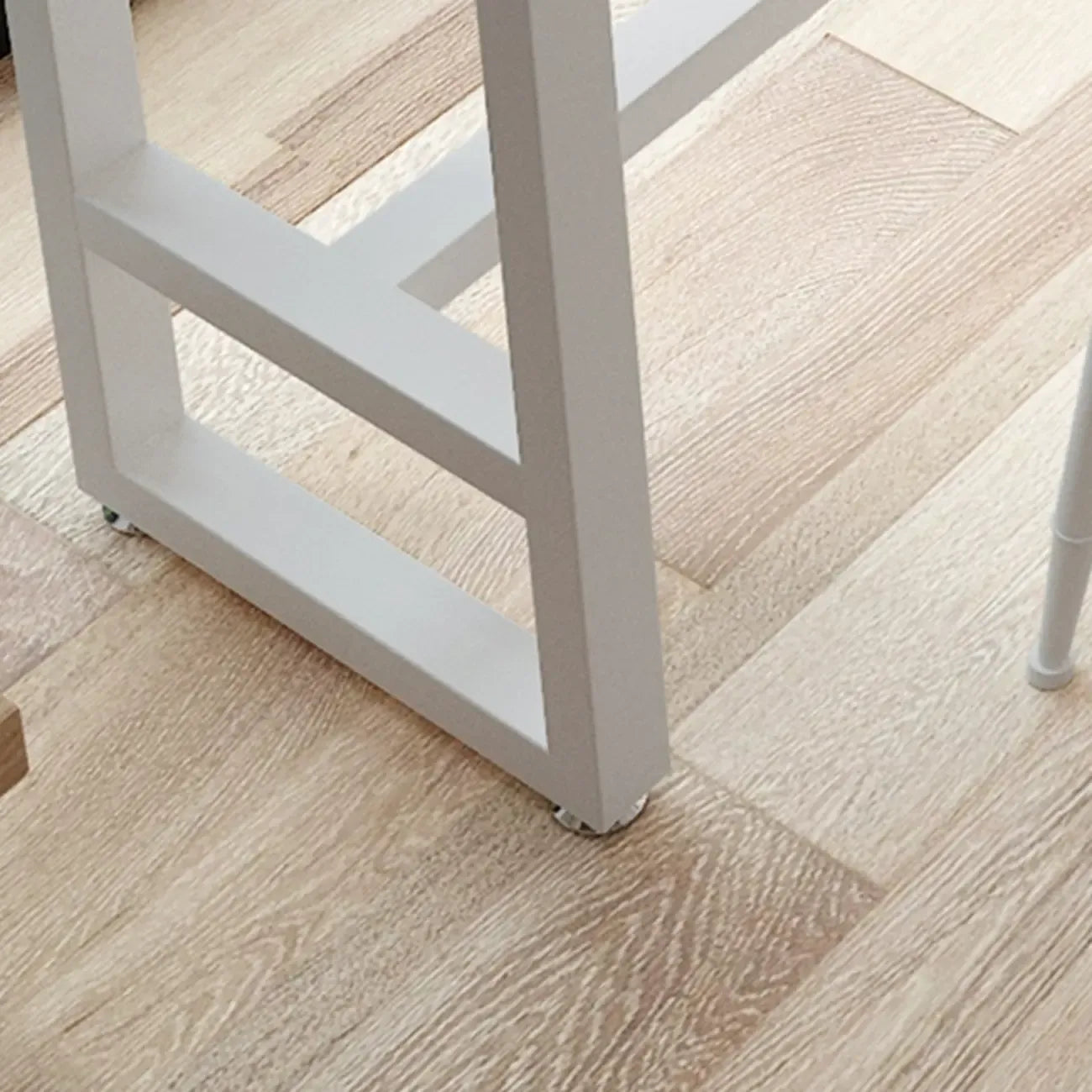Table de bar moderne rustique avec plateau en pin et piètement en fer