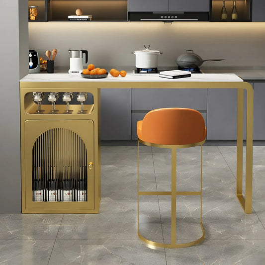 Tables de bar de cuisine modernes en métal et pierre blanche et dorée avec rangement pour vin