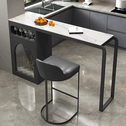 Tables de bar de cuisine modernes en métal et pierre blanche et dorée avec rangement pour vin