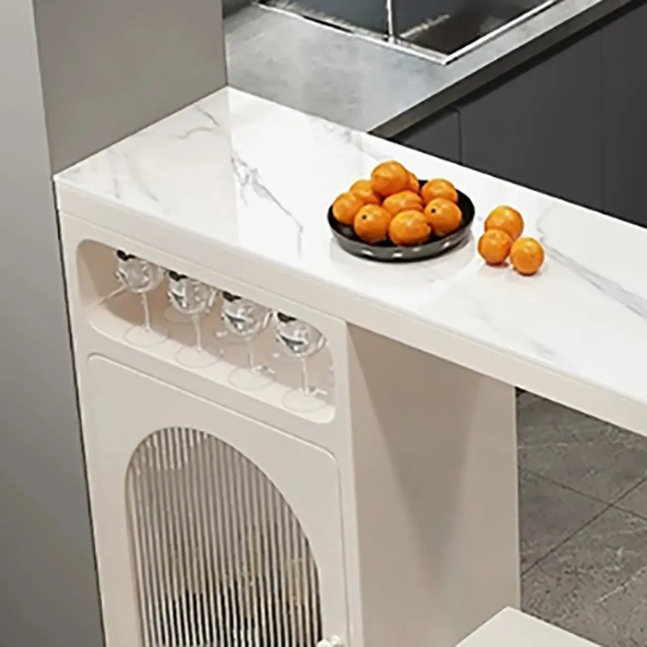 Tables de bar de cuisine modernes en métal et pierre blanche et dorée avec rangement pour vin