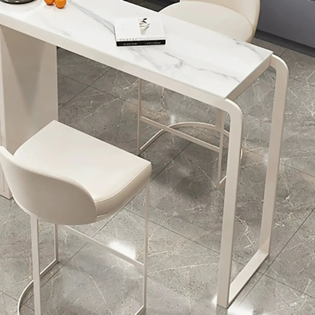 Tables de bar de cuisine modernes en métal et pierre blanche et dorée avec rangement pour vin