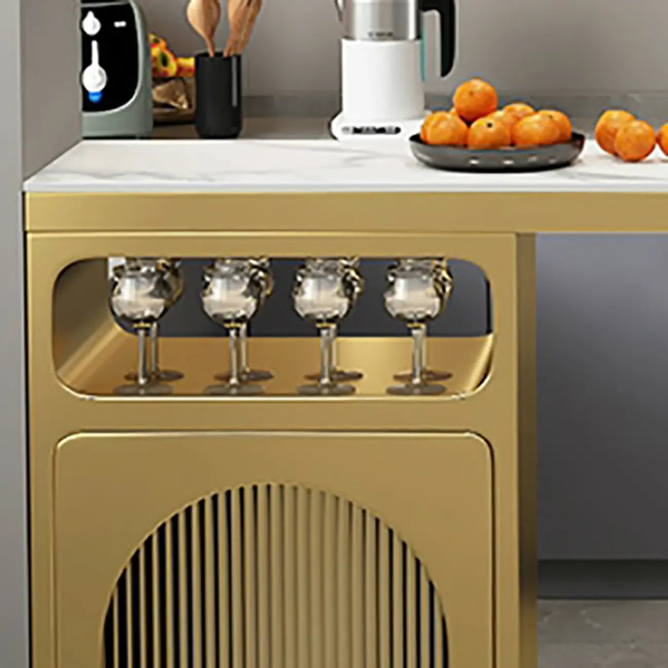 Tables de bar de cuisine modernes en métal et pierre blanche et dorée avec rangement pour vin