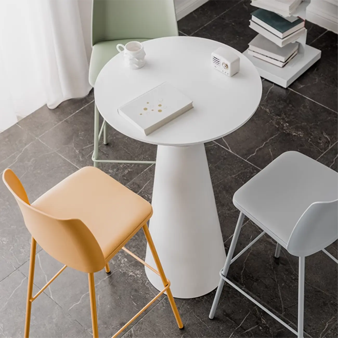Élégante table de bar ronde sur piédestal en marbre blanc
