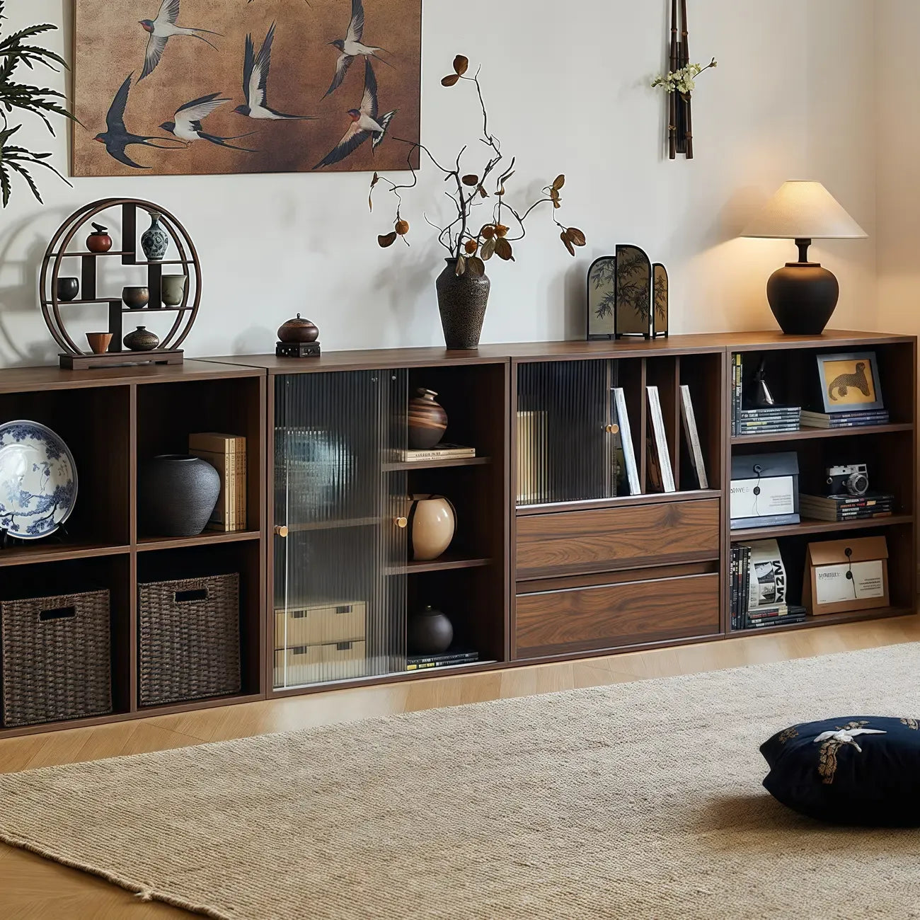 Bibliothèque cubique moderne en bois marron avec portes