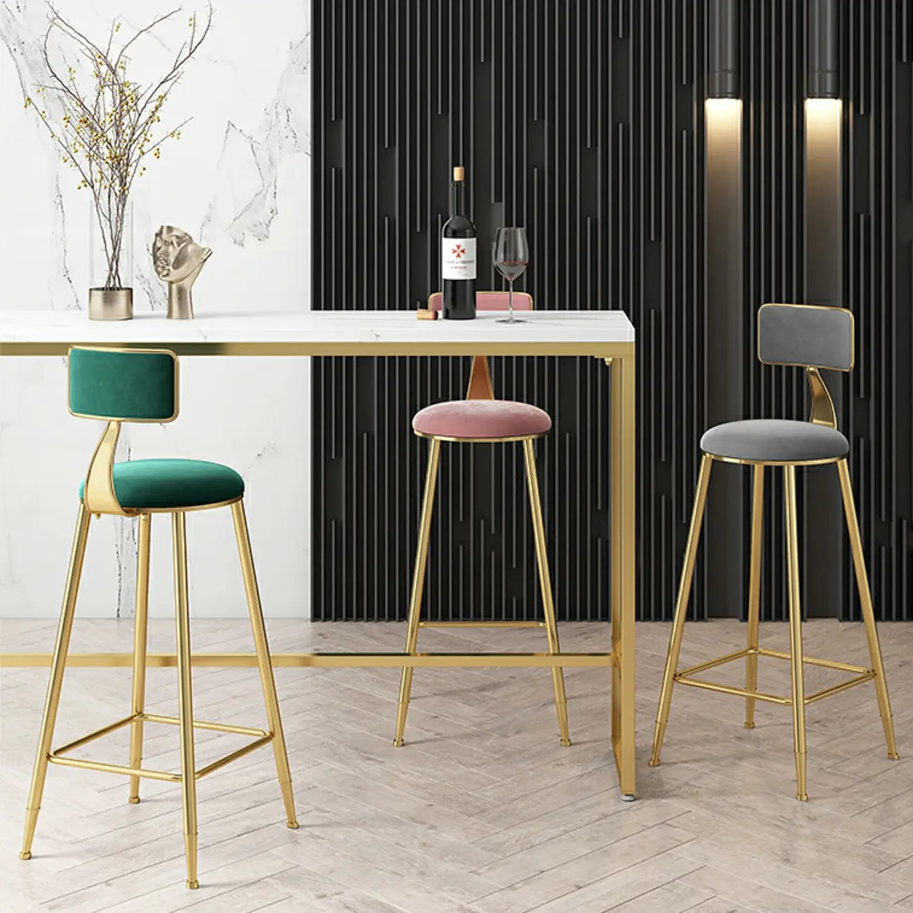 Tables de bar glamour en marbre blanc, fer doré et tréteaux avec repose-pieds