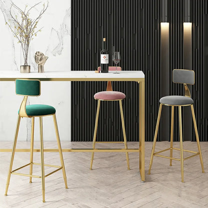 Tables de bar glamour en marbre blanc, fer doré et tréteaux avec repose-pieds