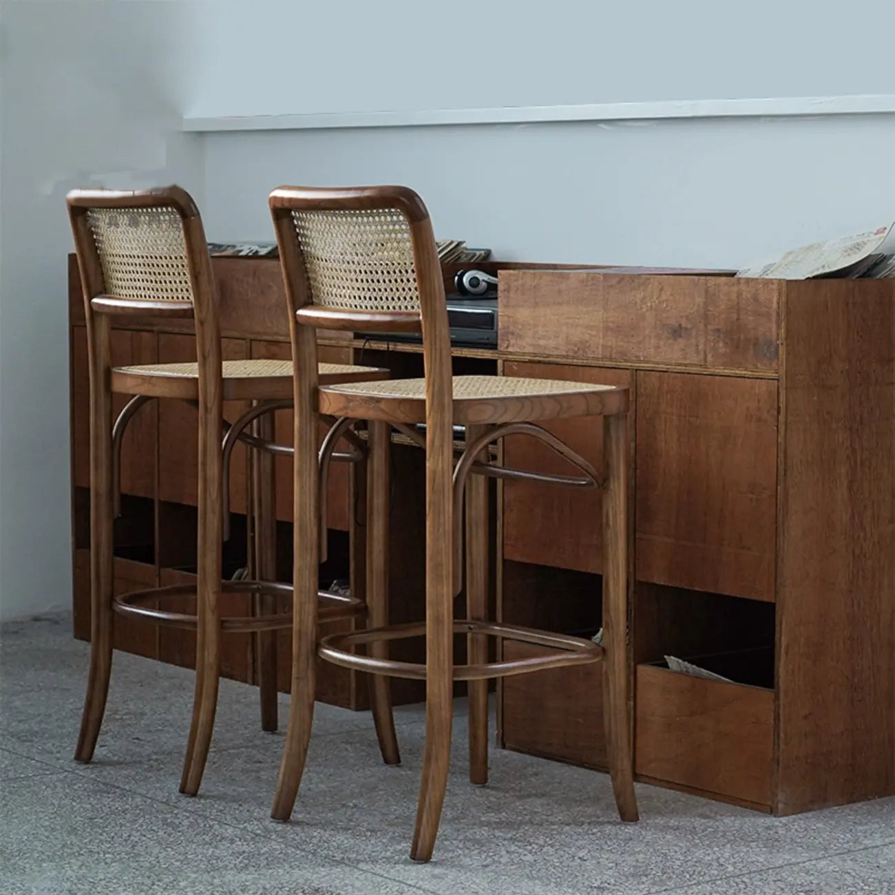Tabouret de bar haut carré en rotin style vintage, élégant et élégant.