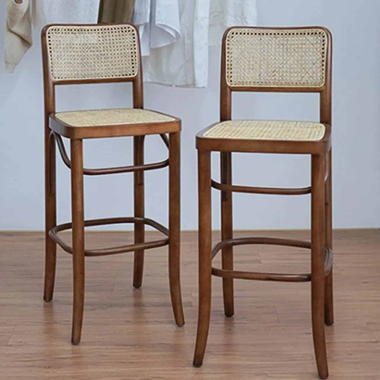 Tabouret de bar haut carré en rotin style vintage, élégant et élégant.
