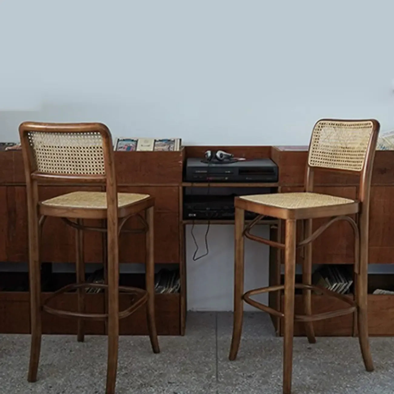 Tabouret de bar haut carré en rotin style vintage, élégant et élégant.