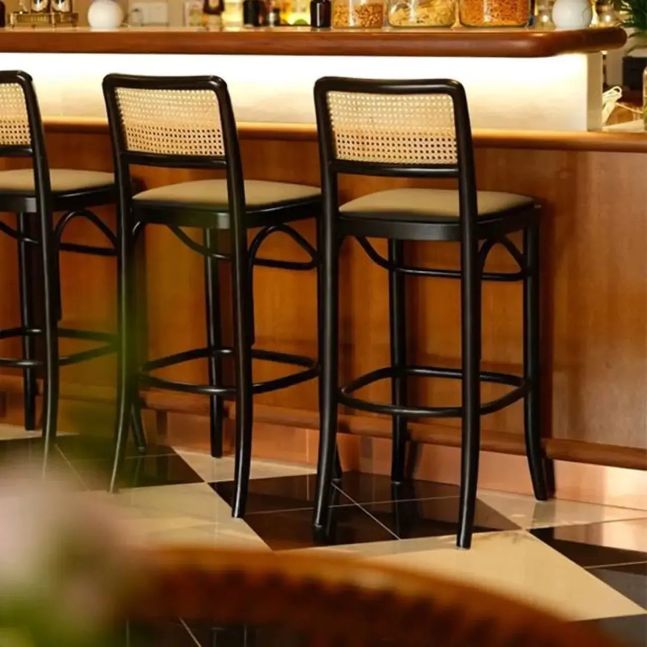 Tabouret de bar haut carré en rotin style vintage, élégant et élégant.