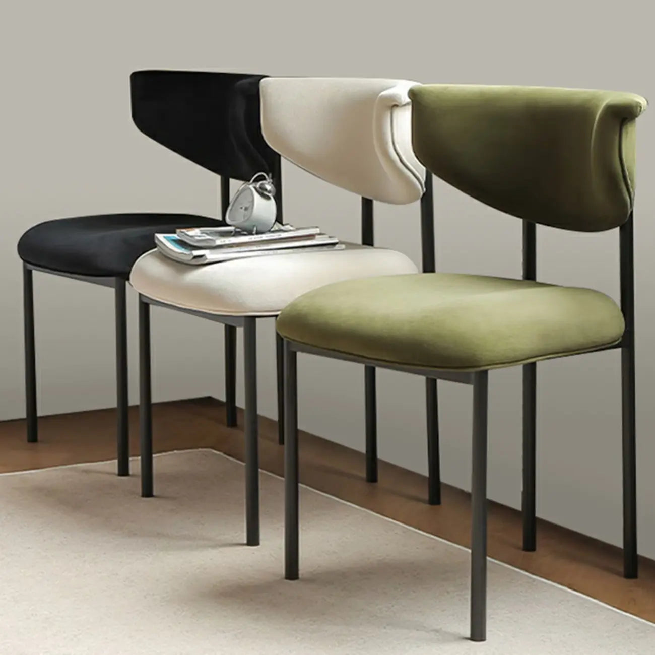 Chaise de salle à manger rembourrée avec pieds en métal et dossier ouvert