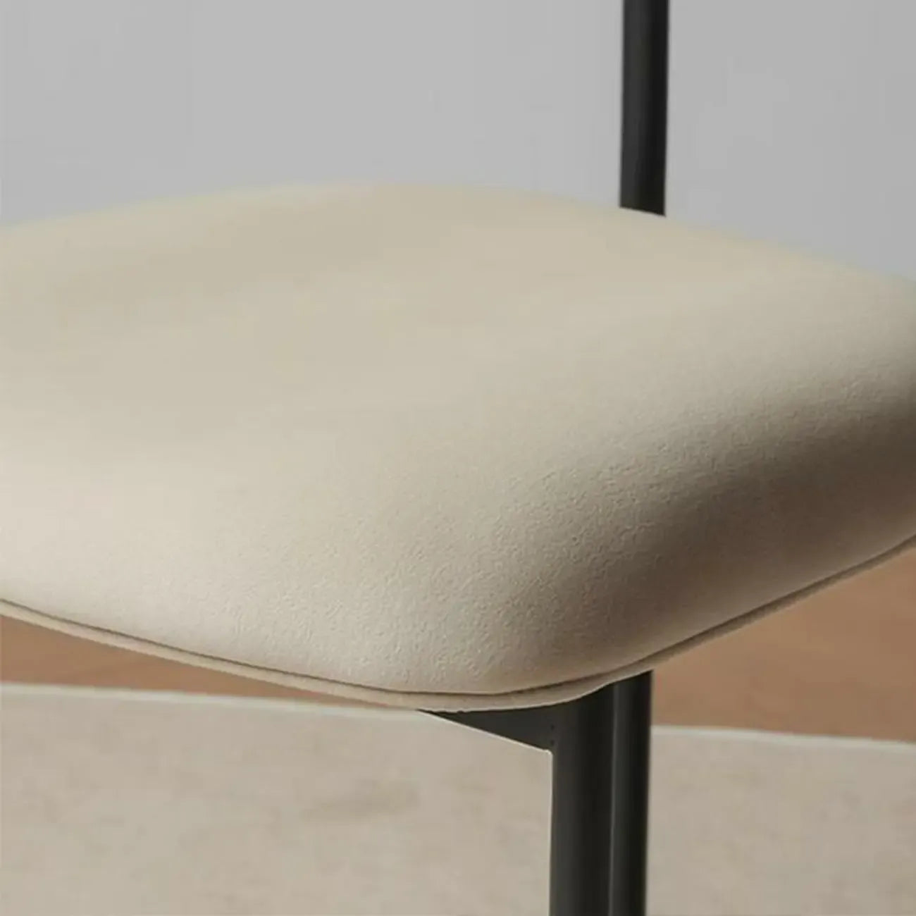 Chaise de salle à manger rembourrée avec pieds en métal et dossier ouvert