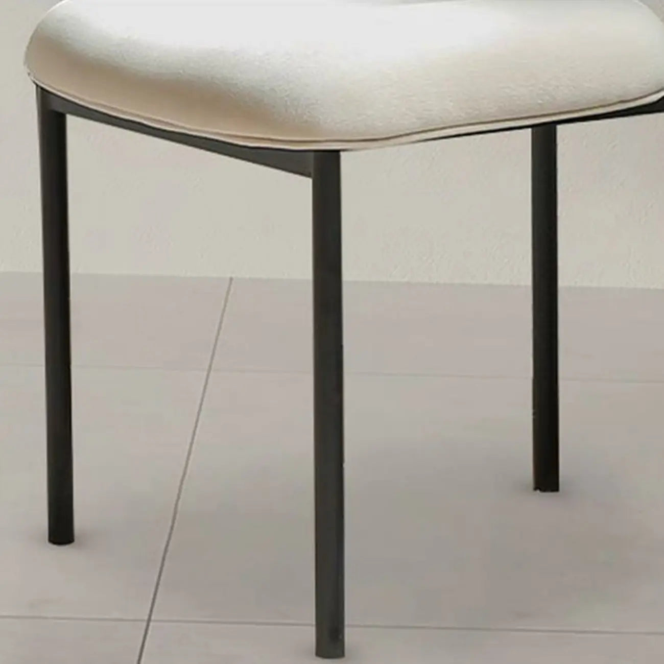 Chaise de salle à manger rembourrée avec pieds en métal et dossier ouvert