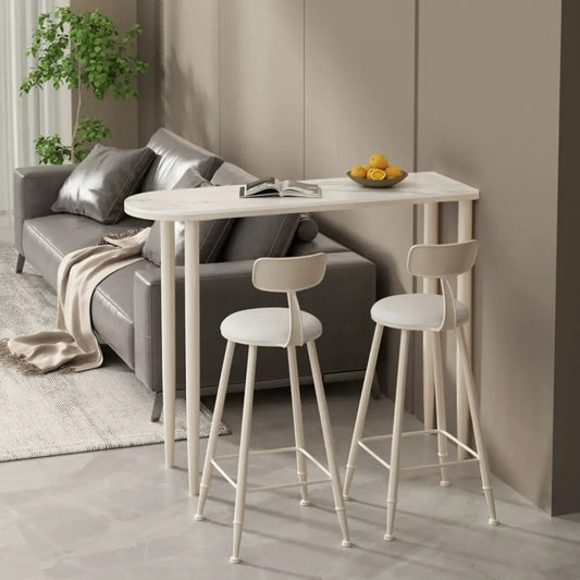 Table de bar moderne aux formes libres avec plateau en pierre blanche et structure en fer