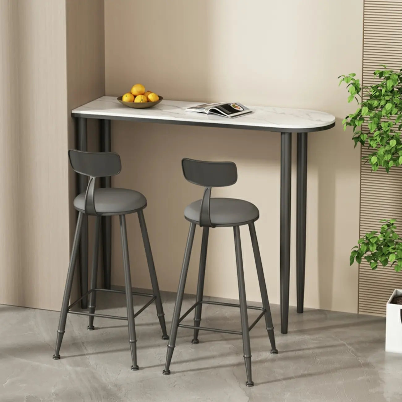 Table de bar moderne aux formes libres avec plateau en pierre blanche et structure en fer