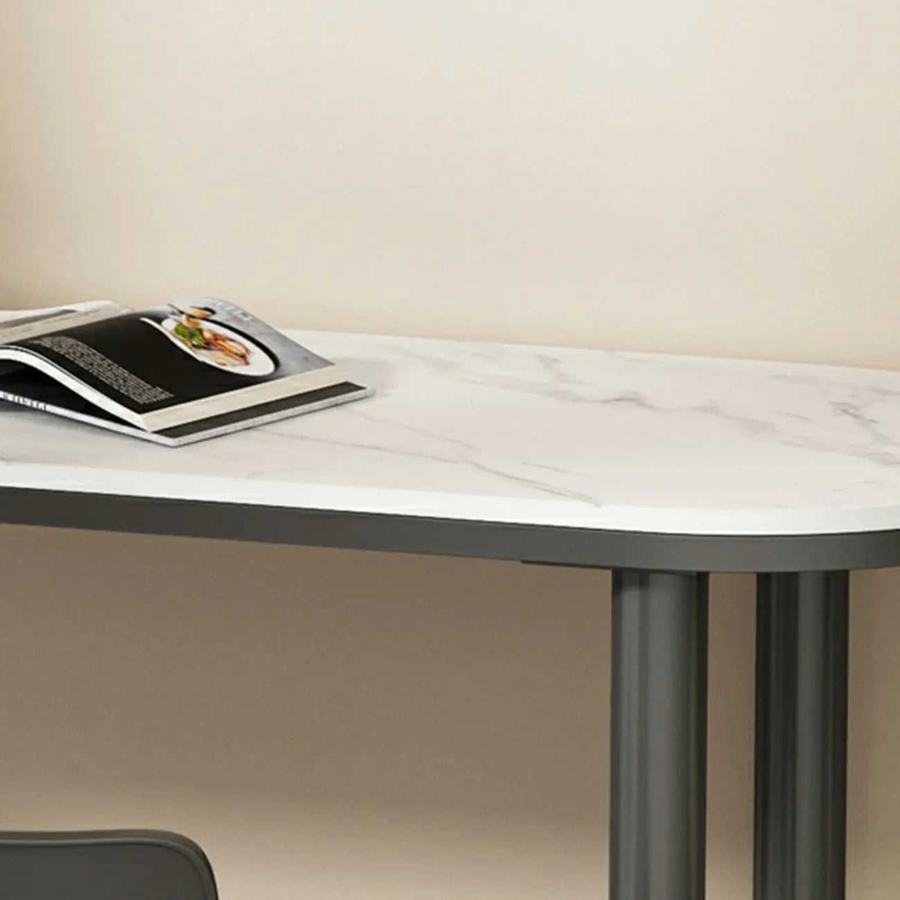 Table de bar moderne aux formes libres avec plateau en pierre blanche et structure en fer