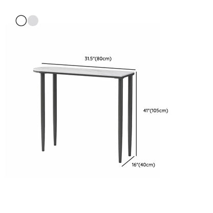 Table de bar moderne aux formes libres avec plateau en pierre blanche et structure en fer