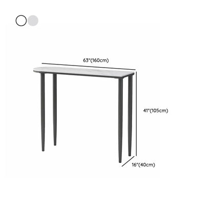 Table de bar moderne aux formes libres avec plateau en pierre blanche et structure en fer