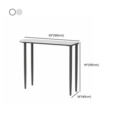 Table de bar moderne aux formes libres avec plateau en pierre blanche et structure en fer
