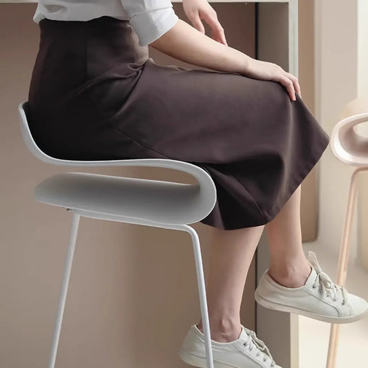 Tabouret de bar industriel en plastique et structure en acier, dossier bas et sans accoudoirs