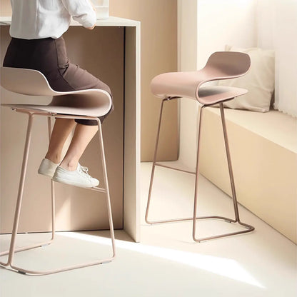 Tabouret de bar industriel en plastique et structure en acier, dossier bas et sans accoudoirs