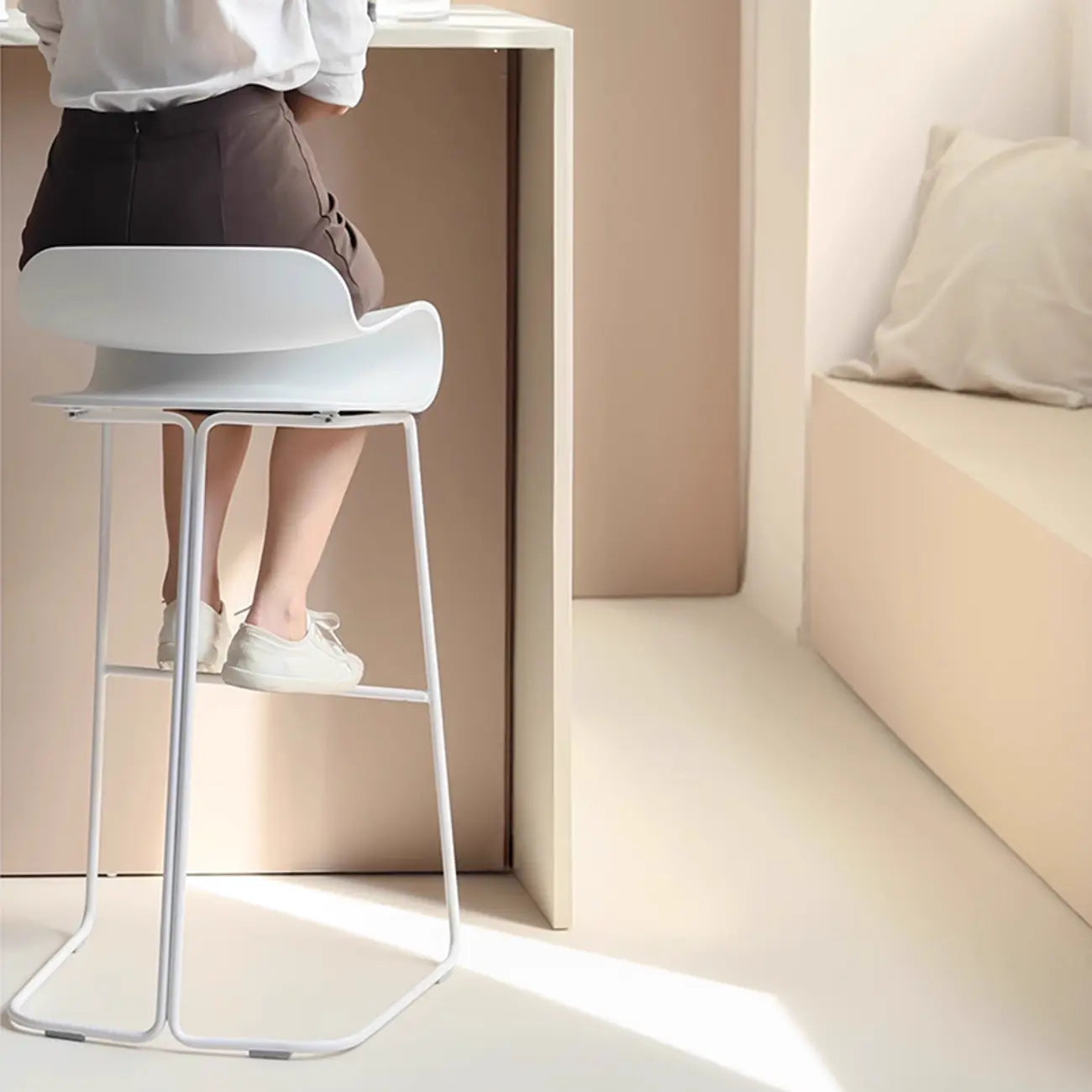Tabouret de bar industriel en plastique et structure en acier, dossier bas et sans accoudoirs