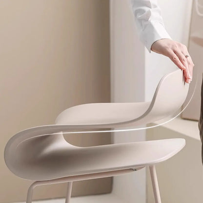 Tabouret de bar industriel en plastique et structure en acier, dossier bas et sans accoudoirs