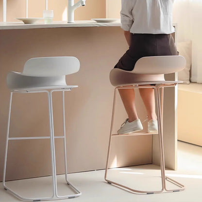 Tabouret de bar industriel en plastique et structure en acier, dossier bas et sans accoudoirs