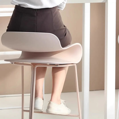 Tabouret de bar industriel en plastique et structure en acier, dossier bas et sans accoudoirs