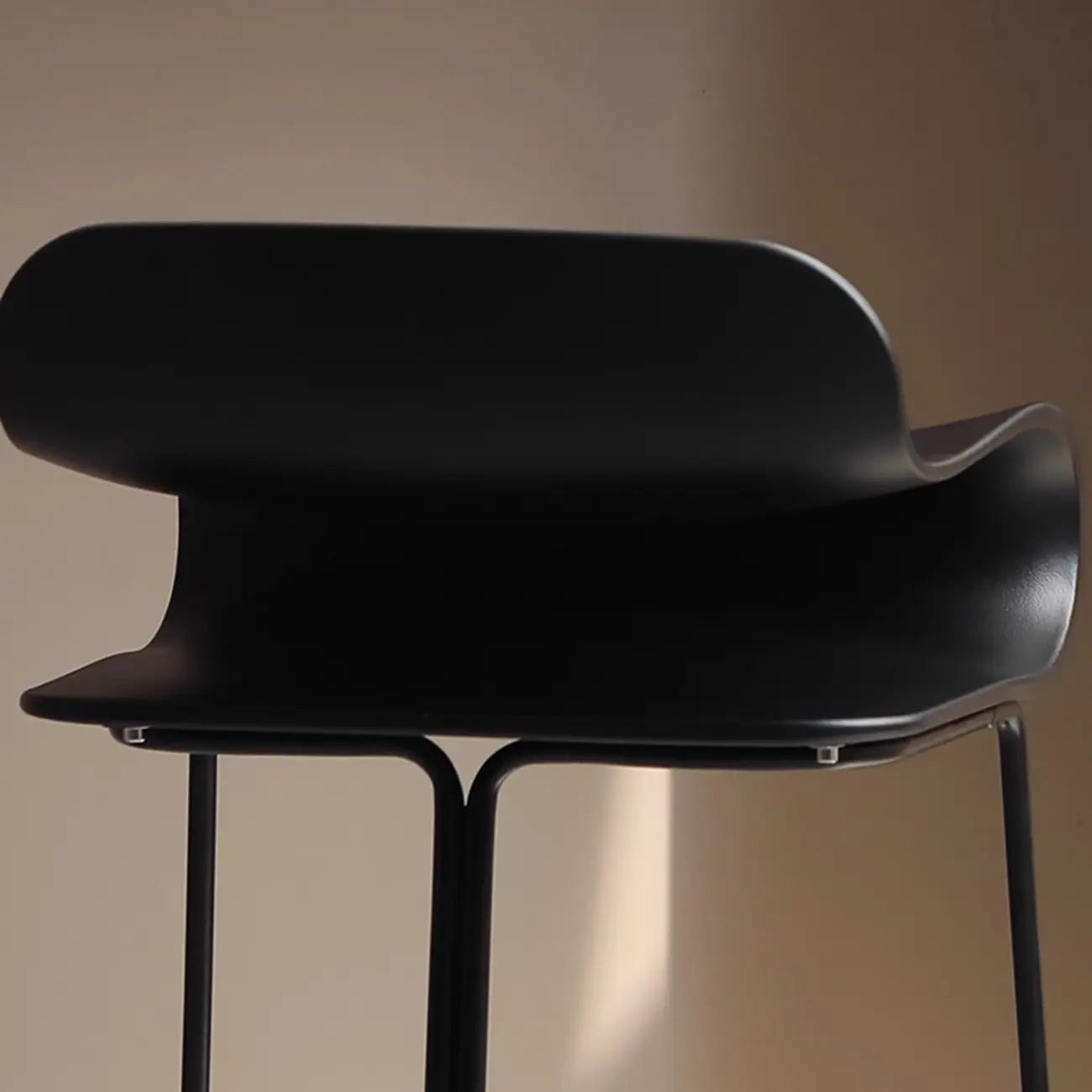 Tabouret de bar industriel en plastique et structure en acier, dossier bas et sans accoudoirs
