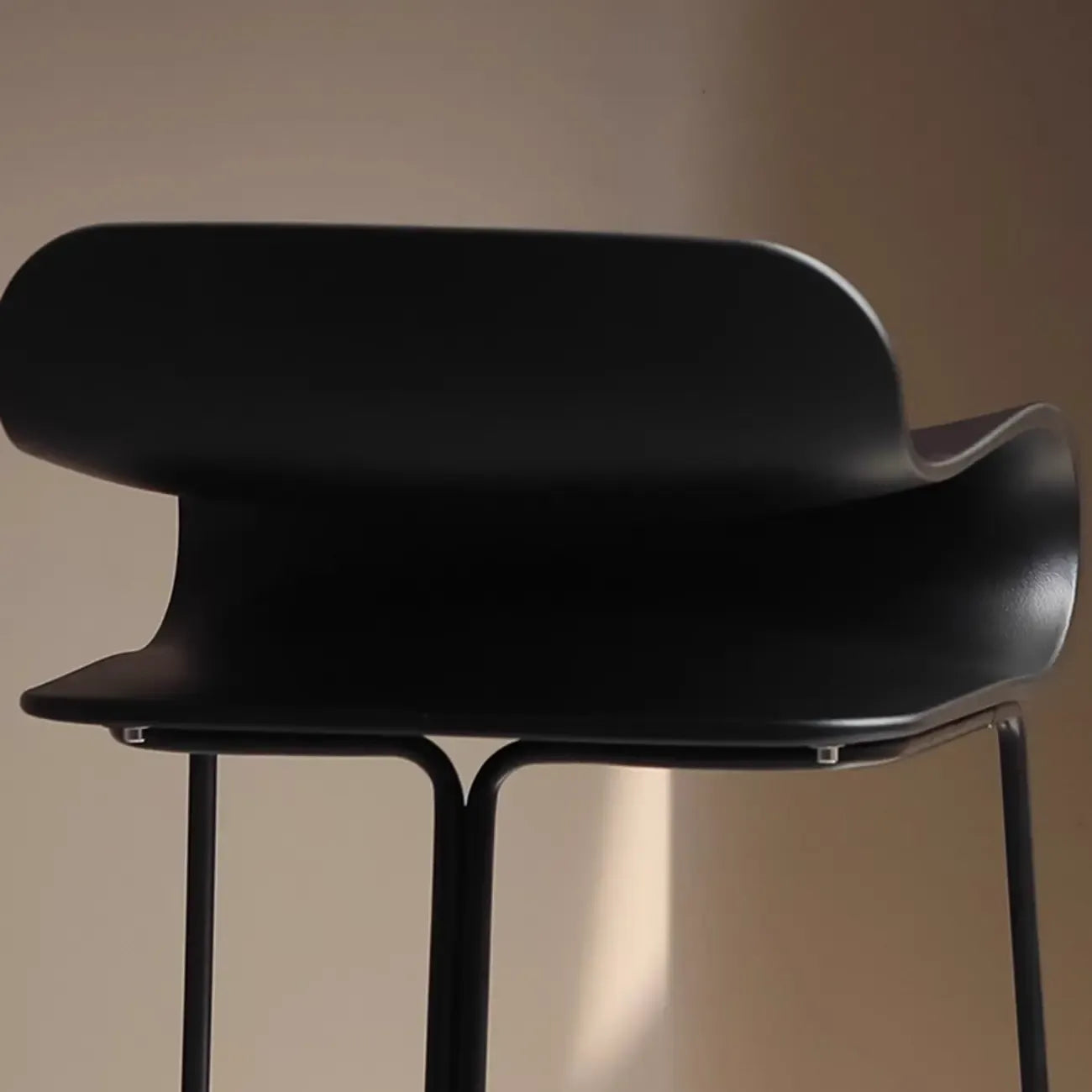 Tabouret de bar industriel en plastique et structure en acier, dossier bas et sans accoudoirs