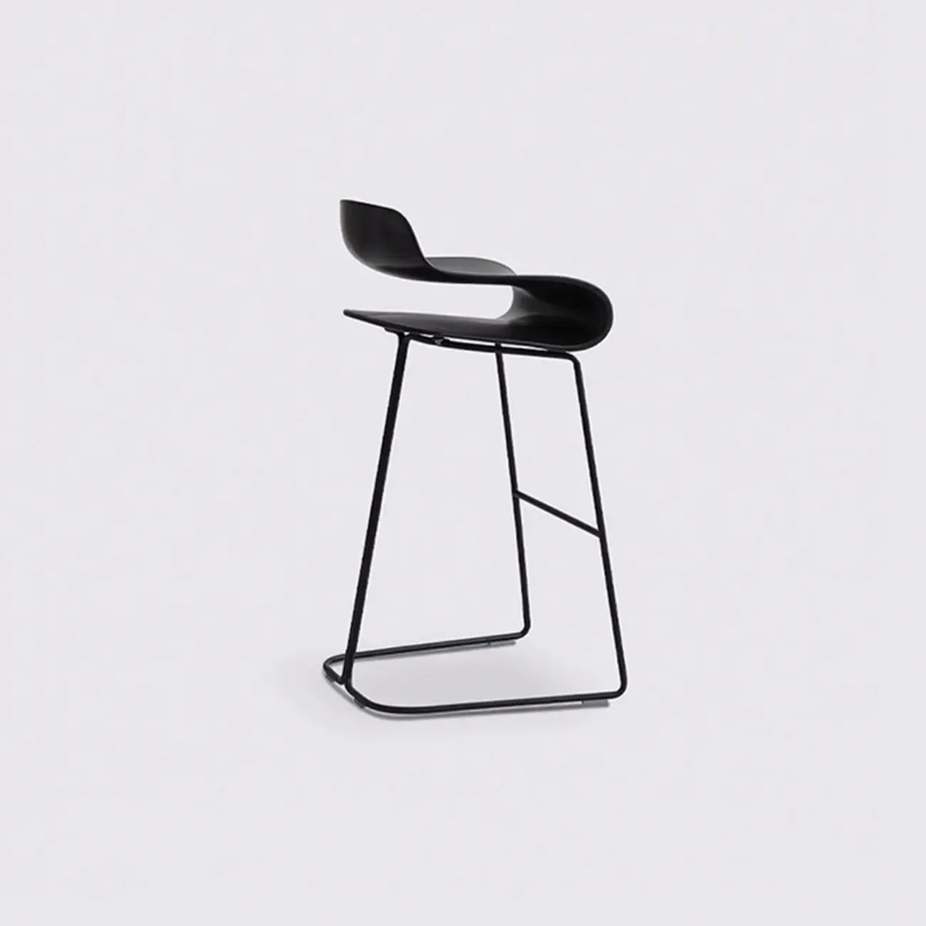 Tabouret de bar industriel en plastique et structure en acier, dossier bas et sans accoudoirs