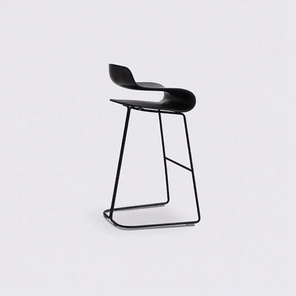 Tabouret de bar industriel en plastique et structure en acier, dossier bas et sans accoudoirs