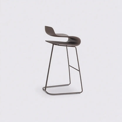 Tabouret de bar industriel en plastique et structure en acier, dossier bas et sans accoudoirs