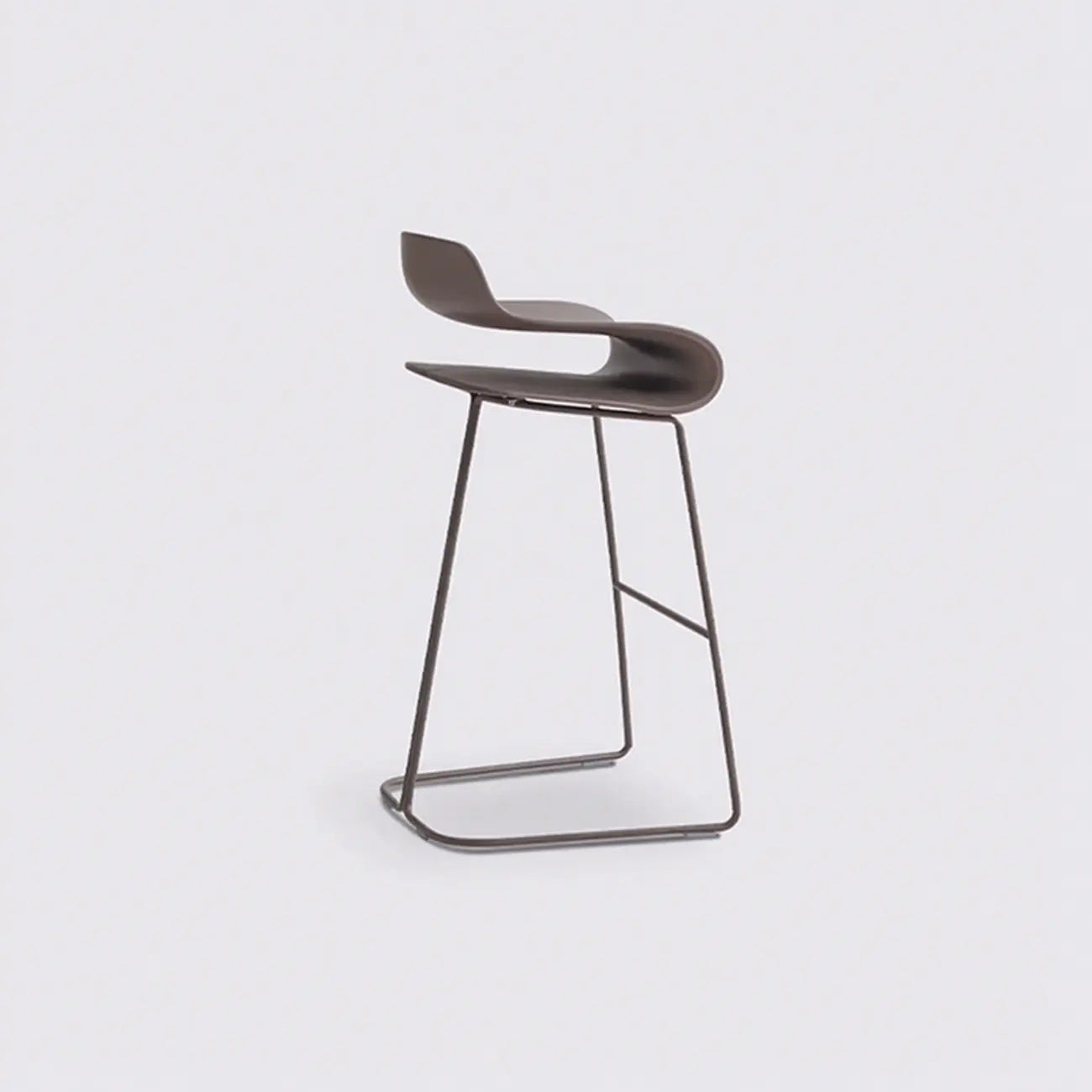Tabouret de bar industriel en plastique et structure en acier, dossier bas et sans accoudoirs