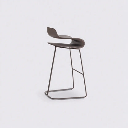 Tabouret de bar industriel en plastique et structure en acier, dossier bas et sans accoudoirs