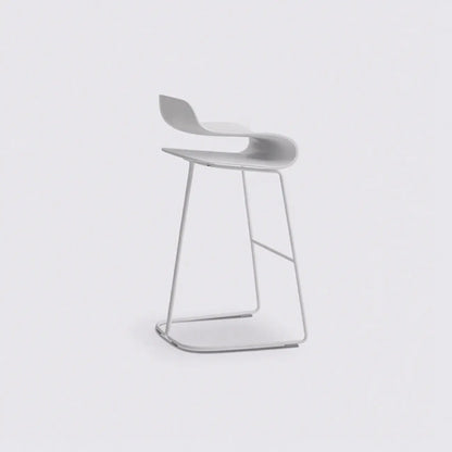 Tabouret de bar industriel en plastique et structure en acier, dossier bas et sans accoudoirs