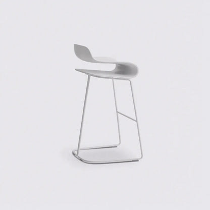 Tabouret de bar industriel en plastique et structure en acier, dossier bas et sans accoudoirs