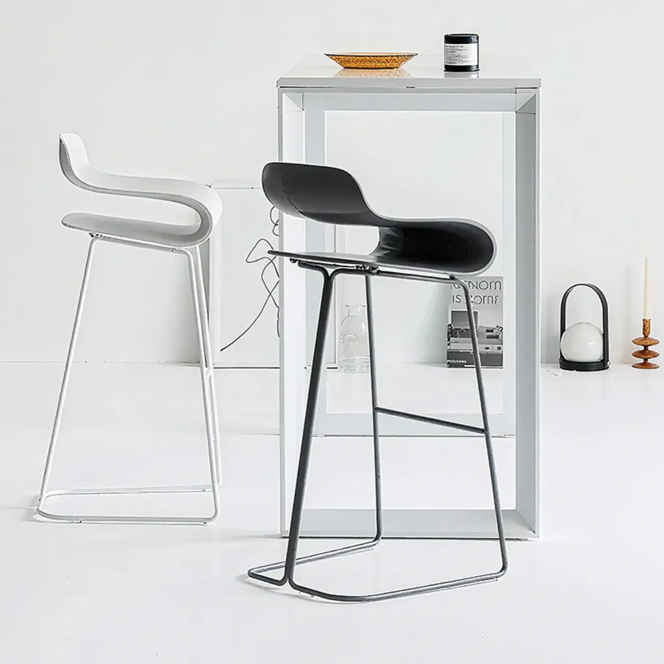 Tabouret de bar industriel en plastique et structure en acier, dossier bas et sans accoudoirs