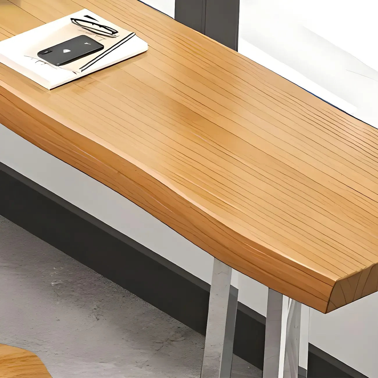 Table de bar élégante en bois avec piètement argenté pour pub