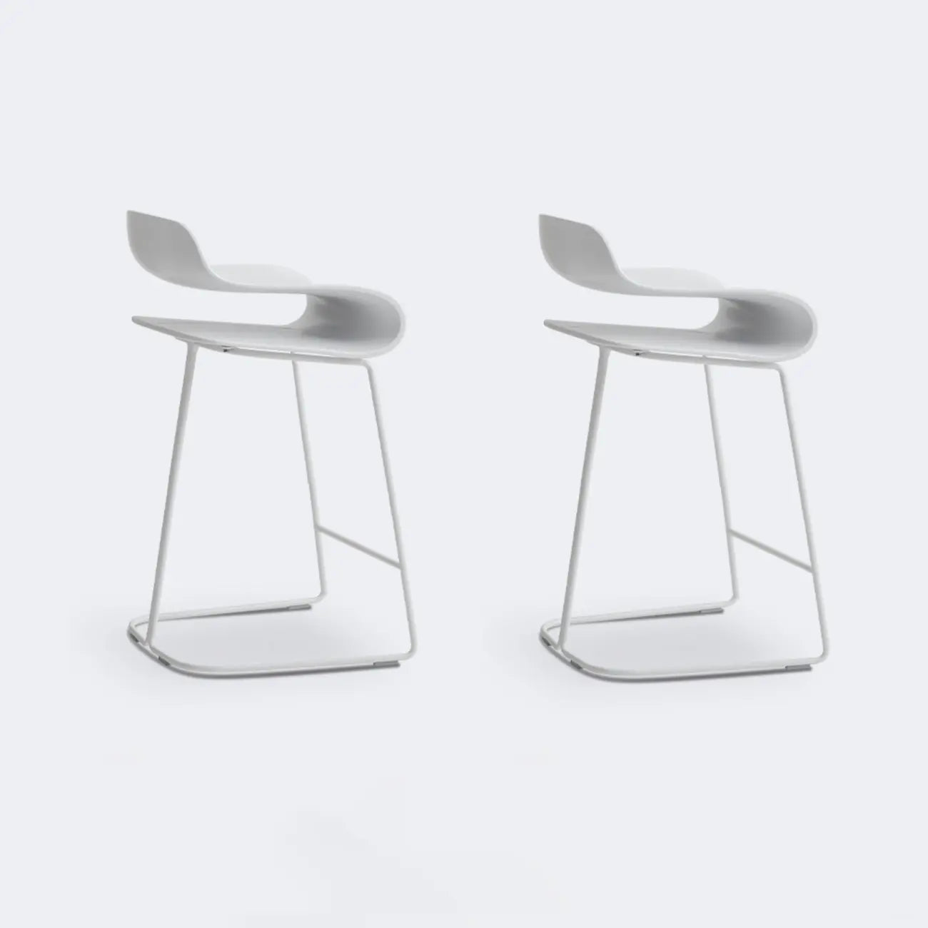 Tabouret de bar industriel en plastique et structure en acier, dossier bas et sans accoudoirs