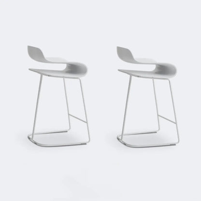 Tabouret de bar industriel en plastique et structure en acier, dossier bas et sans accoudoirs