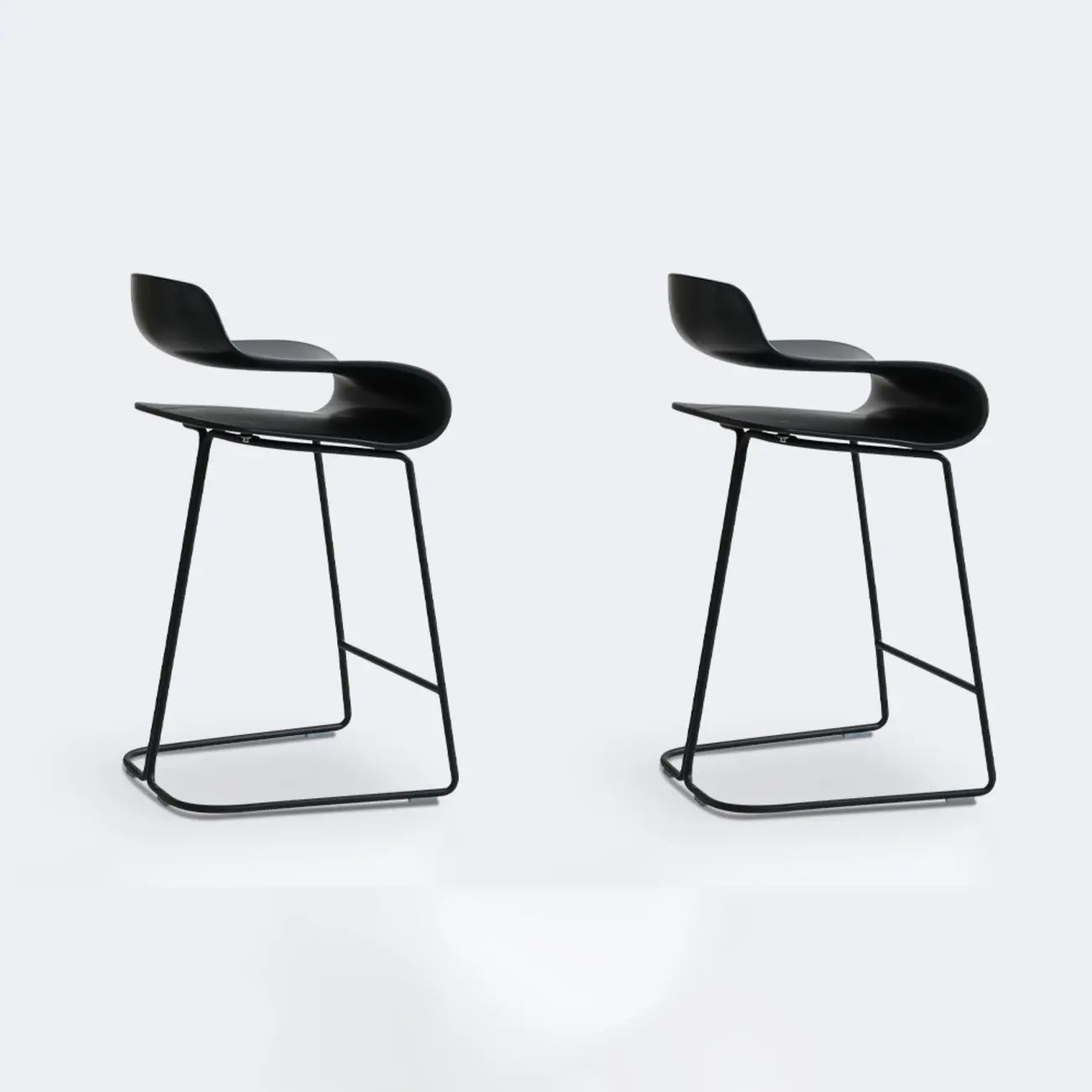 Tabouret de bar industriel en plastique et structure en acier, dossier bas et sans accoudoirs