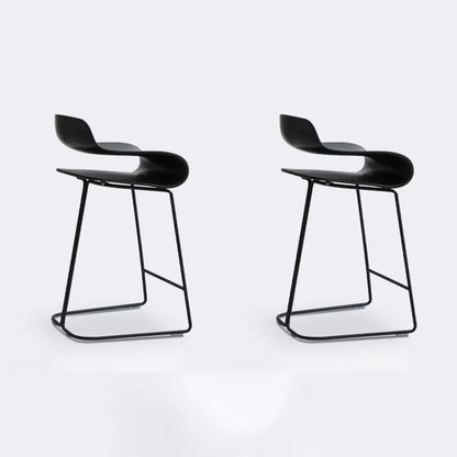 Tabouret de bar industriel en plastique et structure en acier, dossier bas et sans accoudoirs