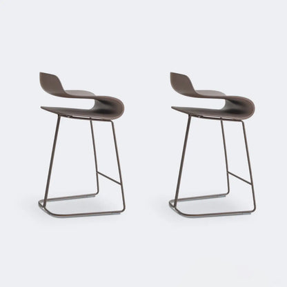 Tabouret de bar industriel en plastique et structure en acier, dossier bas et sans accoudoirs