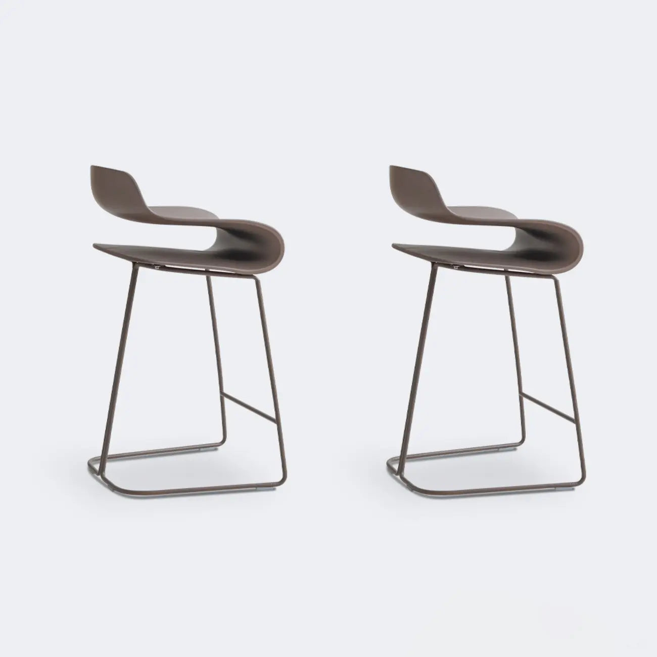Tabouret de bar industriel en plastique et structure en acier, dossier bas et sans accoudoirs