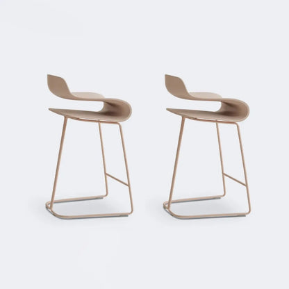 Tabouret de bar industriel en plastique et structure en acier, dossier bas et sans accoudoirs