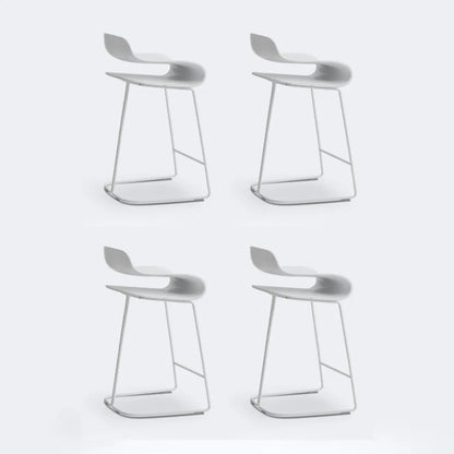 Tabouret de bar industriel en plastique et structure en acier, dossier bas et sans accoudoirs